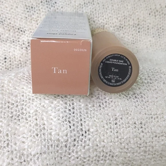 Laura Geller Double Take Liquid Foundation in Tan, 30ml/1.0fl oz - Picture 3 of 10